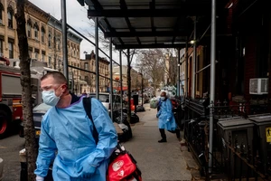 Nhân viên y tế di chuyển trên đường phố TP New York, Mỹ cuối tháng 4. Ảnh: AFP
