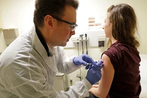 Một tình nguyện viên ở TP Seattle (bang Washington, Mỹ) được tiêm thử nghiệm vaccine ngừa COVID-19 do công ty công nghệ sinh học Moderna phát triển. Ảnh: AP