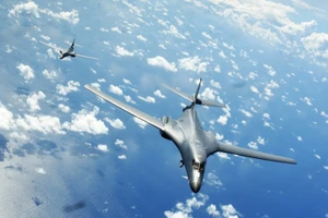 Máy bay ném bom B-1B Lancer ở biển Đông (Ảnh chụp hồi tháng 6-2017). Ảnh: KHÔNG QUÂN MỸ