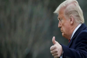 Tổng thống Mỹ Donald Trump ra chỉ thị kéo dài lệnh cấm sử dụng các thiết bị viễn thông của tập đoàn Huawei (Trung Quốc)