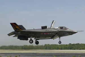 Máy bay F-35B thử nghiệm cất cánh thẳng đứng vào năm 2013. Ảnh: LOCKHEED MARTIN