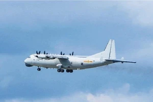 Máy bay do thám KJ-500 của Không quân hải quân Trung Quốc được nhìn thấy xuất hiện trái phép ở đá Chữ Thập. Ảnh: CHINA MILITARY