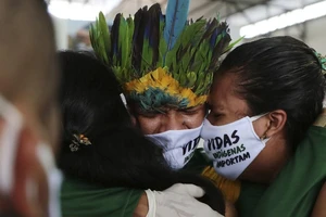 Người thân khóc thương cho một người dân bản địa ở rừng Amazon qua đời vì COVID-19 hôm 14-5. Ảnh: AP