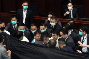 Các nghị sĩ đối lập phản đối việc ông Trần Kiện Ba (người ngồi trên bục chủ tọa) điều hành buổi họp của Ủy ban Nội vụ thuộc Hội đồng Lập pháp Hong Kong. Ảnh: SCMP