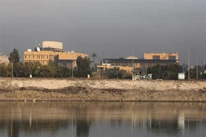 Đại sứ quán Mỹ ở khu vực Vùng Xanh của thủ đô Baghdad (Iraq) nhìn từ bên bờ sông Tigris. Ảnh: AFP