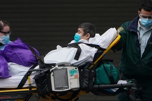 Một bệnh nhân ở quận Manhattan, New York (Mỹ) được đưa đến bệnh viện sau khi nhiễm COVID-19. Ảnh: REUTERS