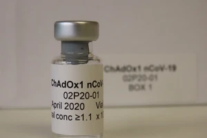 Mẫu vaccine tiềm năng ngừa COVID-19 vaccine AZD1222 do Đại học Oxford phát triển và công ty AstraZeneca sẽ sản xuất. Ảnh: REUTERS