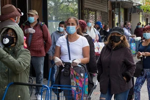Hàng dài người xếp hàng chờ nhận hỗ trợ thực phẩm ở TP Brooklyn, bang New York, Mỹ ngày 15-5. Ảnh: CNBC