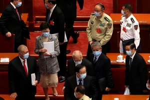 Trưởng đặc khu Hong Kong Carrie Lam (giữa) dự kỳ họp Quốc hội Trung Quốc hôm 22-5. Ảnh: REUTERS