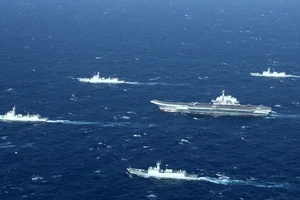 Tàu sân bay Liêu Ninh của Trung Quốc tập trận cùng các tàu hộ tống trên Biển Đông hồi năm 2017. Ảnh: AFP