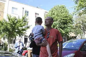 Ông Doaminic Cummings, cố vấn đặc biệt của Thủ tướng Anh Boris Johnson, và con trai. Ảnh: AP