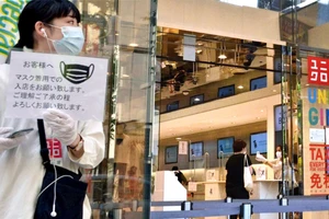 Khách hàng đeo khẩu trang mua sắm ở một cửa hàng Uniqlo ở thủ đô Tokyo, Nhật Bản hồi tháng 3-2020. Ảnh: REUTERS