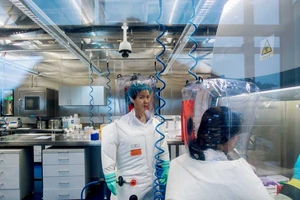 Chuyên gia hàng đầu Viện Virus học Vũ Hán - bà Thạch Chánh Lệ (trái) trong siêu phòng thí nghiệm an toàn sinh học cấp độ 4 (Ảnh chụp năm 2017). Ảnh: AFP