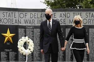 Cựu Phó Tổng thống, Ứng viên Tổng thống đảng Dân chủ Joe Biden và Phu nhân Jill Biden đến đặt vòng hoa tại đài tưởng niệm cựu binh của bang Delaware hôm 25-5. Ảnh: AP