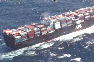 Nhiều container bị ngã đổ trên tàu hàng APL England sau khi tàu gặp sự cố trên vùng biển có sóng lớn ở ngoài khơi Úc. Ảnh: REUTERS/AMSA