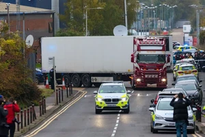 Cảnh sát Anh di chuyển chiếc xe tải chở 39 nạn nhân người Việt hồi tháng 10-2019. Ảnh: REUTERS