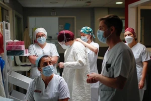 Nhân viên y tế ở một bệnh viện thuộc thủ đô Paris, Pháp ngày 23-4. Ảnh: AFP