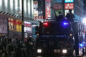 Xe bọc thép và vòi rồng được triển khai tới khu Vượng Giác để trấn áp người biểu tình. Ảnh: SCMP