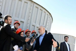 Người đứng đầu Tổ chức Năng lượng nguyên tử của Iran - ông Ali Akbar Salehi, đến thăm lò phản ứng nước hạt nhân Arak vào tháng 12-2019.
