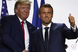 Tổng thống Mỹ Donald Trump (trái) bắt tay Tổng thống Pháp Emmanuel Macron (phải) tại hội nghị G7 năm 2019. Ảnh: AP
