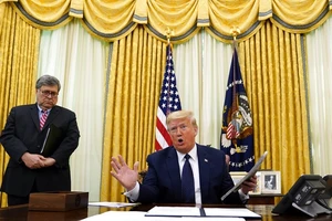 Tổng thống Mỹ Donald Trump trả lời báo giới hôm 28-5 tại Phòng Bầu dục của Nhà Trắng. Ảnh: AP