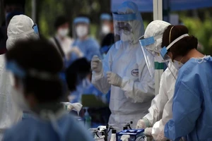Các nhân viên y tế đang chuẩn bị xét nghiệm cho người dân tại thủ đô Seoul hôm 29-5. Ảnh: YONHAP NEWS