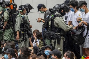 Nhiều người dân Hong Kong biểu tình phản đối việc Trung Quốc ban hành luật an ninh quốc gia cho Hong Kong. Ảnh: EPA