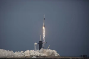 Tên lửa đẩy Falcon 9 mang theo tàu vũ trụ Crew Dragon rời bệ phóng tại Trung tâm vũ trụ Kennedy, bang Florida ngày 30-5. Ảnh: NASA