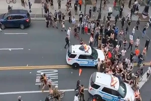 Hình ảnh cắt từ đoạn video ghi lại cảnh xe cảnh sát tông vào người biểu tình.