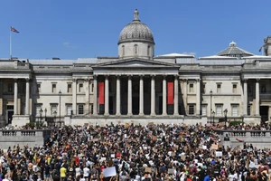 Người biểu tình ở Anh tập trung ở Quảng trường Trafalgar thuộc thủ đô London ngày 31-5. Ảnh: REUTERS