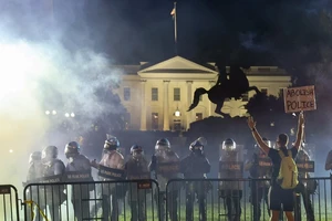 Cảnh sát được triển khai để đối phó với người biểu tình ở công viên Lafayette gần Nhà Trắng trong đêm 31-5. Ảnh: REUTERS