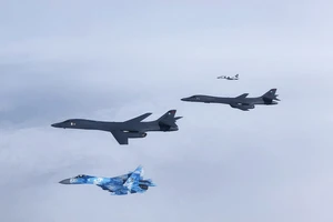 Máy bay Su-27 (phía gần) và máy bay Mig-29 (phía xa) của Ukraine diễn tập chung với hai máy bay B-1B của Mỹ ở biển Đen. Ảnh: KHÔNG QUÂN UKRAINE