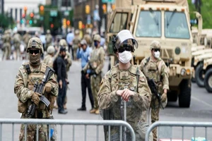 Các thành viên của Lực lượng Vệ binh Quốc gia kiểm soát khu vực gần Tòa thị chính sau các cuộc biểu tình bạo lực ở TP Philadelphia, bang Pennsylvania, Mỹ.