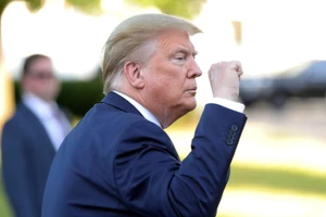 Tổng thống Donald Trump tại nhà thờ St John's Episcopa ở thủ đô Washington sau khi nơi này bị người biểu tình phá hoại ngày 31-5. Ảnh: REUTERS