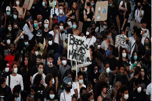 Khoảng 20.000 người biểu tình tại Paris (Pháp) hôm 2-6 phản đối vụ thanh niên da đen chết tại đồn cảnh sát. Ảnh: FRANCE 24