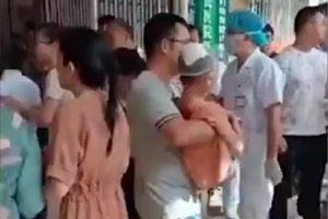 Một học sinh bị thương trong vụ tấn công bằng dao ở tỉnh Quảng Tây được đưa ra xe cứu thương để chuyển tới bệnh viện. Ảnh chụp màn hình Twitter THỜI BÁO HOÀN CẦU