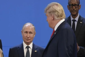 Tổng thống Donald Trump nhìn vào Tổng thống Nga Vladimir Putin trong Hội nghị thượng đỉnh G20 ở Buenos Aires ngày 30-11-2018.