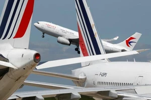 Ông Trump ra quyết định cấm các hãng hàng không Trung Quốc bay tới Mỹ. 