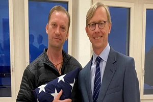 Cựu quân nhân Michael White (bên trái) cùng Đặc phái viên Mỹ tại Iran - ông Brian Hook (bên phải) tại Zurich, Thụy Sĩ.