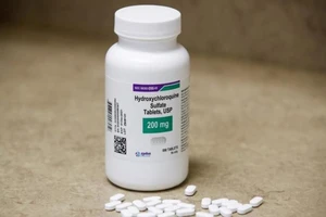 Một nhóm bác sĩ Mỹ đã kiện Cục Quản lý Thực phẩm và Dược phẩm Mỹ (FDA) vì yêu cầu hạn chế sử dụng thuốc sốt rét Hydroxychloroquine trị COVID-19. 