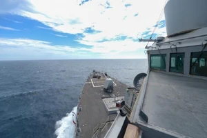 Tàu chiến USS Russell của Hải quân Mỹ đi ngang qua eo biển Đài Loan hôm 5-6. Ảnh: FACEBOOK