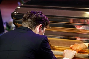 Thị trưởng TP Minneapolis Jacob Frey quỳ khóc cả phút trước quan tài của người đàn ông da màu George Floyd. Ảnh: REUTERS