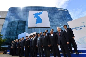Các quan chức Triều Tiên và Hàn Quốc trong lễ khánh thành Văn phòng liên lạc liên Triều ở Kaesong (Triều Tiên) ngày 14-9-2018. Ảnh: TÂN HOA XÃ