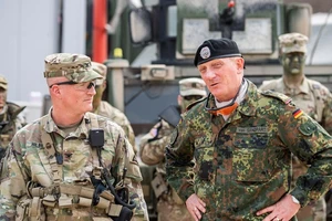 Đại diện quân đội Mỹ và Đức tại cuộc tập trận quốc tế Alllied Spirit X tại Đức hồi tháng 4-2019. Ảnh: DEFENSE NEWS