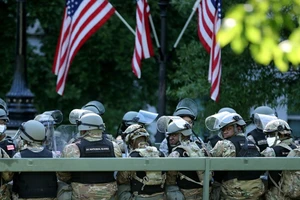 Xe tải chở Vệ binh Quốc gia đậu bên ngoài Nhà Trắng ở thủ đô Washington DC, Mỹ ngày 1-6. Ảnh: CNN