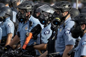 Lực lượng cảnh sát TP Minneapolis đối đầu với người biểu tình ngày 29-5. Ảnh: REUTERS 