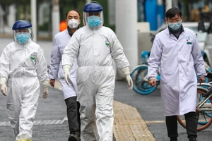 Các bác sĩ tại một bệnh viện thuộc TP Vũ Hán, Trung Quốc (Ảnh chụp vào tháng 4-2020). Ảnh: TÂN HOA XÃ