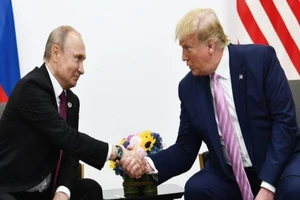 Tổng thống Donald Trump gặp Tổng thống Nga Vladimir Putin trong cuộc gặp song phương bên lề hội nghị thượng đỉnh G-20 tại Osaka, Nhật Bản vào tháng 6-2019.