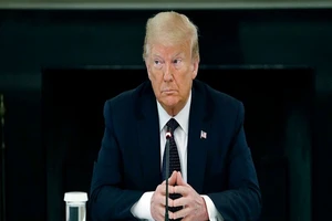 Tổng thống Donald Trump khẳng định sẽ không có chuyện cắt tiền hay giải thể lực lượng cảnh sát. Ảnh: AP