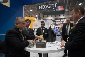 Bộ trưởng Lục quân Mỹ Ryan McCarthy (phải) đứng cạnh mô hình được cho là của tên lửa siêu thanh do Lockheed Martin sản xuất, tháng 10-2019. Ảnh: FLICKR 